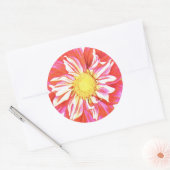 Koraalrood met witte streep ronde sticker (Envelop)