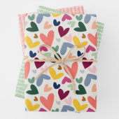 Koraalrood, zonnig, geel, groen hart en zigzagkuns inpakpapier vel (In situ)