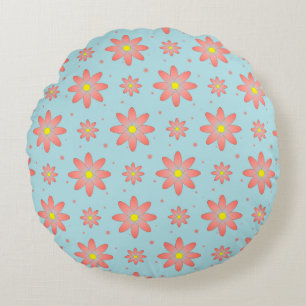 Koraalroze en poederblauwe delicate margrietbloeme rond kussen