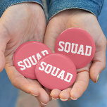 Koraalroze en wit ronde button 5,7 cm<br><div class="desc">Identificeer je team met deze schattige koraalroze knoppen! Het ontwerp kenmerkt "SQUAD"in witte collectieve stijllettersoort. Ideaal voor bacheloretfeesten,  bruidsmeisjes en vrienden.</div>