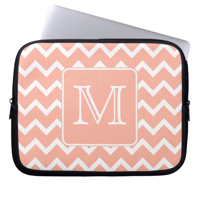 Koraalroze en witte Chevron met aangepast monogram Laptop Sleeve (Voorkant)