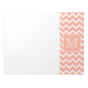 Koraalroze en witte Chevron met aangepast monogram Notitieblok