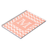Koraalroze en witte Chevron met aangepast monogram Notitieboek (Linkerzijde)