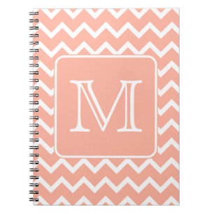 Koraalroze en witte Chevron met aangepast monogram Notitieboek