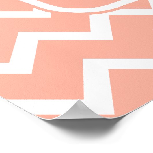 Koraalroze en witte Chevron met aangepast monogram Poster (Hoek)
