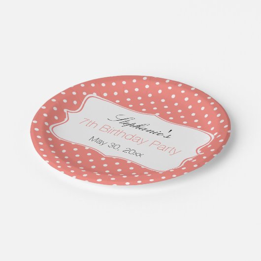 Koraalroze en witte pokadot Birthday Party Papieren Bordje (Gekanteld)