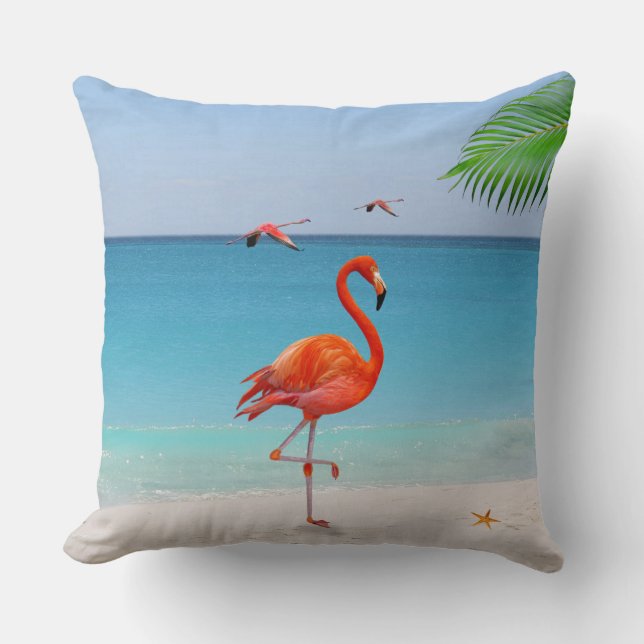 Koraalroze flamingo en palmblad op het strand kussen (Voorkant)