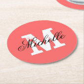 Koraalroze gepersonaliseerd monogram papier onderz ronde kartonnen onderzetter (Gebogen)