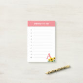 Koraalroze monogram en zonnebloemen post-it® notes (Op bureau)