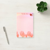 Koraalroze tulpbloemen & kardinaalvogel op roze post-it® notes (Kantoor)