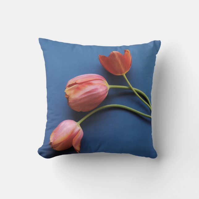 Koraaltulpen op blauw werpkussen kussen (Voorkant)