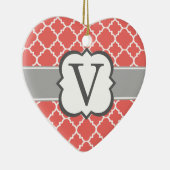 Koraalwitte monogram Letter V Quatrefoil Keramisch Ornament (Rechts)