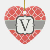 Koraalwitte monogram Letter V Quatrefoil Keramisch Ornament (Achterkant)