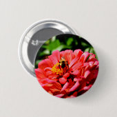 Koraalzink met hommel ronde button 5,7 cm (Voorkant /achterkant)