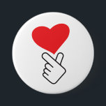 Korea tegen vinger, Koreaanse hand-pop. Ronde Button 7,6 Cm<br><div class="desc">Ik hou van je. Korea tegen de vingers,  golf van Koreaanse hand. Hallyu k-pop van kpop-dansen symbool. Vrede,  Kunst,  Licht,  romantisch,  elijks. Hart Hand symbool. Het V-Instituut is een handgebaar,  man steekt de wijsvinger en middelvinger tegelijk op in de vorm van een V,  terwijl de andere vingers worden gebogen.</div>
