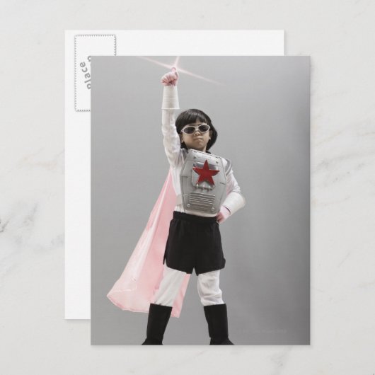Koreaans meisje in superheld kostuum met arm opgeh briefkaart (Voorkant / Achterkant)
