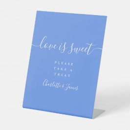 Korenbloemblauw Elegant Script Liefde Is Zoet Favo Reclamebord Met Voetstuk