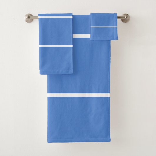 Korenbloemblauw Witte Geometrische Lijnen Bad Handdoek (Insitu)