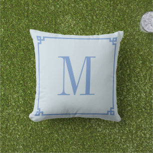 Korenbloemblauwe Griekse Sleutelrand Monogram Buitenkussen
