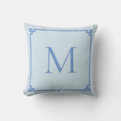 Korenbloemblauwe Griekse Sleutelrand Monogram Kussen (Voorkant)