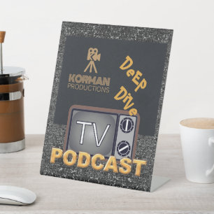 Korman Productions Deep Dive TV Podcast Reclamebord Met Voetstuk