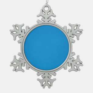 Korrelige helderblauwe achtergrond tin sneeuwvlok ornament