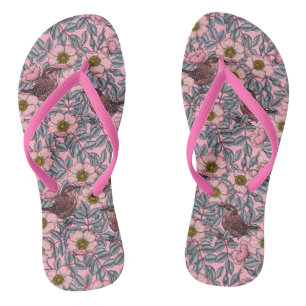 Korrels in de rozen teenslippers