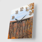 Kort gekleurde herfstbladeren in Kinzua Bridge Vierkante Klok (Hoek)