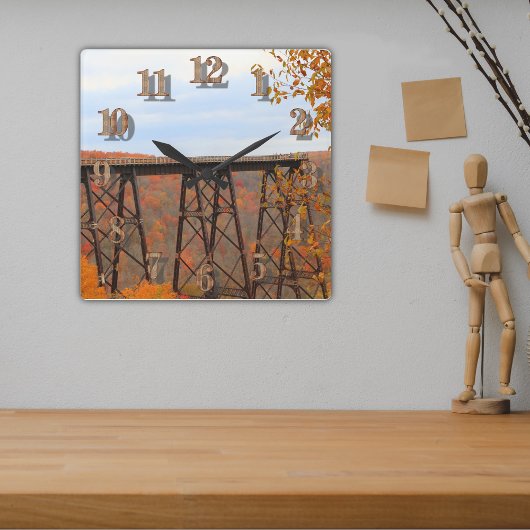 Kort gekleurde herfstbladeren in Kinzua Bridge Vierkante Klok