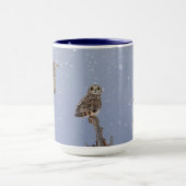 Korte geoorten uilen op een sneeuwdag mok (Midden)