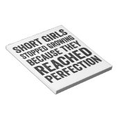 Korte meisjes stopten met groeien omdat ze bereikt notitieblok (Schuin)