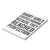 Korte meisjes stopten met groeien omdat ze bereikt notitieblok (Linkerzijde)