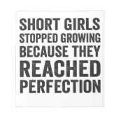 Korte meisjes stopten met groeien omdat ze bereikt notitieblok (Voorkant)