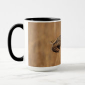 Korte-ooruil tijdens de vlucht op grasland mok (Links)