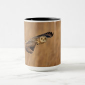 Korte-ooruil tijdens de vlucht op grasland mok (Midden)