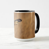 Korte-ooruil tijdens de vlucht op grasland mok (Voorkant rechts)