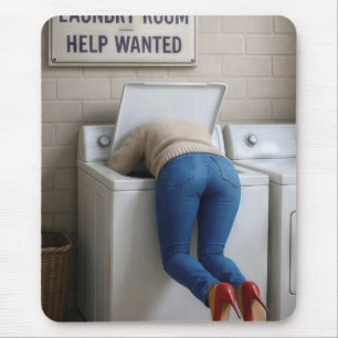 Korte vrouw op kop in een wasmachine muismat