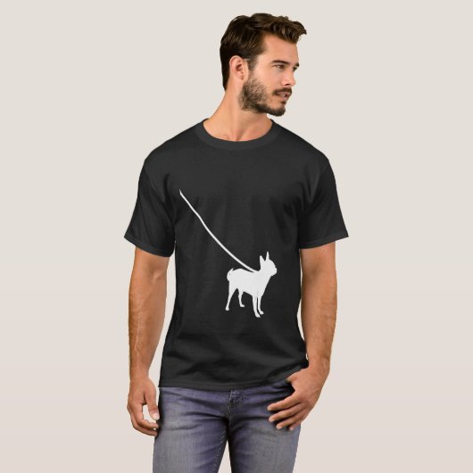 Kortharige chihuahua op een leiband schattig hond  t-shirt (Voorkant volledig)