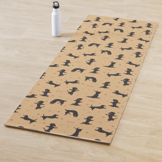 Kortharige teckel hond yoga yogamat (In situ)