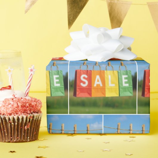 Kortingsboodschappentassen aan een waslijn cadeaupapier (Verjaardagsfeest)