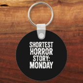 Kortste horrorverhaal maandag grappige sarcastisch sleutelhanger (Voorkant)