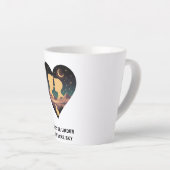 Kosmische liefdesgeschiedenis met hartliefhebbers  latte mok (Rechterhoek)