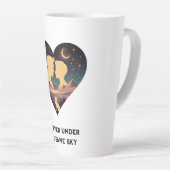 Kosmische liefdesgeschiedenis met hartliefhebbers  latte mok (Rechterhoek)