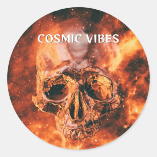 Kosmische vibes. Vlammende schedel in de ruimte Ronde Sticker