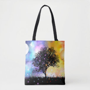 Kosmische zwenkwolken met zon, maan en boom tote bag