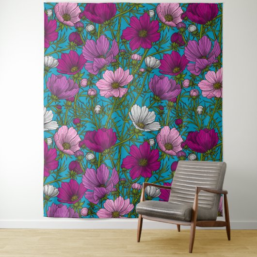 Kosmos-mix op blauw wandkleed (In situ)