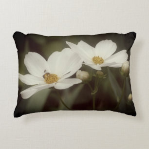 kosmosbloemen en bijen accent kussen