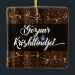 Kosovan Merry Christmas Gëzuar Krishtlindjen Keramisch Ornament<br><div class="desc">De Kosovaarse Albanese kerstgroet - Gëzuar Krishtlindjen rustic stijl holday ornament,  met een Kosovaarse vlag,  kerstverlichting en sneeuwontwerp op een rustige achtergrond.</div>