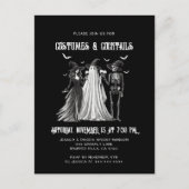 Kostuums & Cocktails Zwart Wit Halloween Party Uitnodiging Briefkaart (Voorkant)