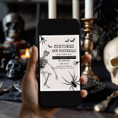 Kostuums en cocktails enge partij met skelet feestdagenkaart